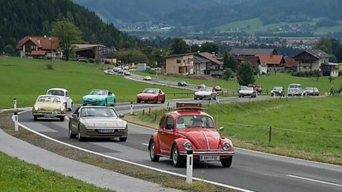 Im Konvoi fahren die Oldtimer beim Oldtimertreffen vom Wirtshaus Wurmerl zur Festwiese nach Kapfenberg-Parschlug