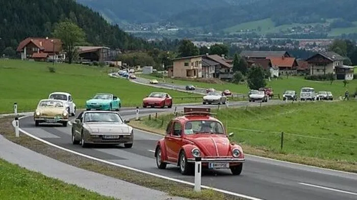 Im Konvoi fahren die Oldtimer beim Oldtimertreffen vom Wirtshaus Wurmerl zur Festwiese nach Kapfenberg-Parschlug