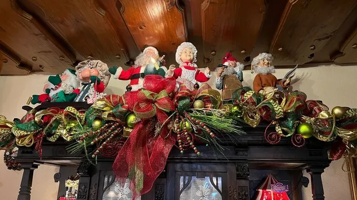 Sie sind am weitesten angereist: Schunkelnde Weihnachtsmänner und Wichtel aus den USA.