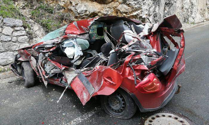 Das vom Felsen demolierte Auto