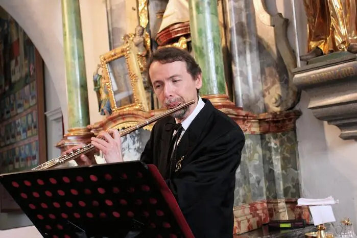 ....  und Harald Fripertinger auf der Flöte mit Werken des amerikanischen Komponisten und Organisten Paul F. Page, der auch für eine Sensation sorgte. Als er erfuhr, dass im Rahmen der Friedensmeditation Werke aus seiner Sammlung in Piber aufgeführt werden, komponierte Paul F. Page ein neues Werk, das in der Andreas-Kirche seine Uraufführung erlebte.