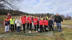 Damit die Amphibien vor dem Tod auf der Straße geschützt werden, errichten viele Freiwillige, wie hier die Mittelschule Obergnas, Zäune