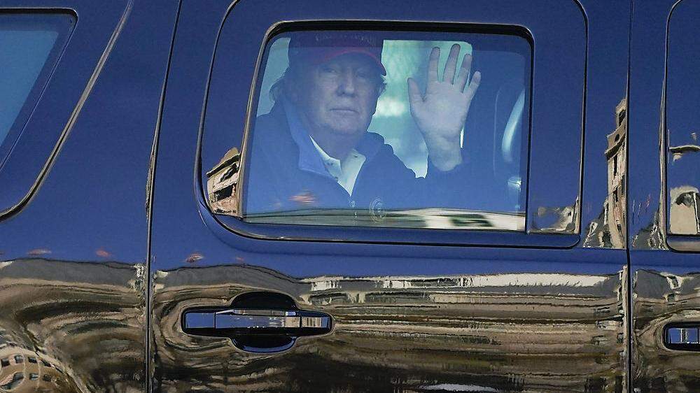 Trump winkte den Demonstranten aus seinem Auto