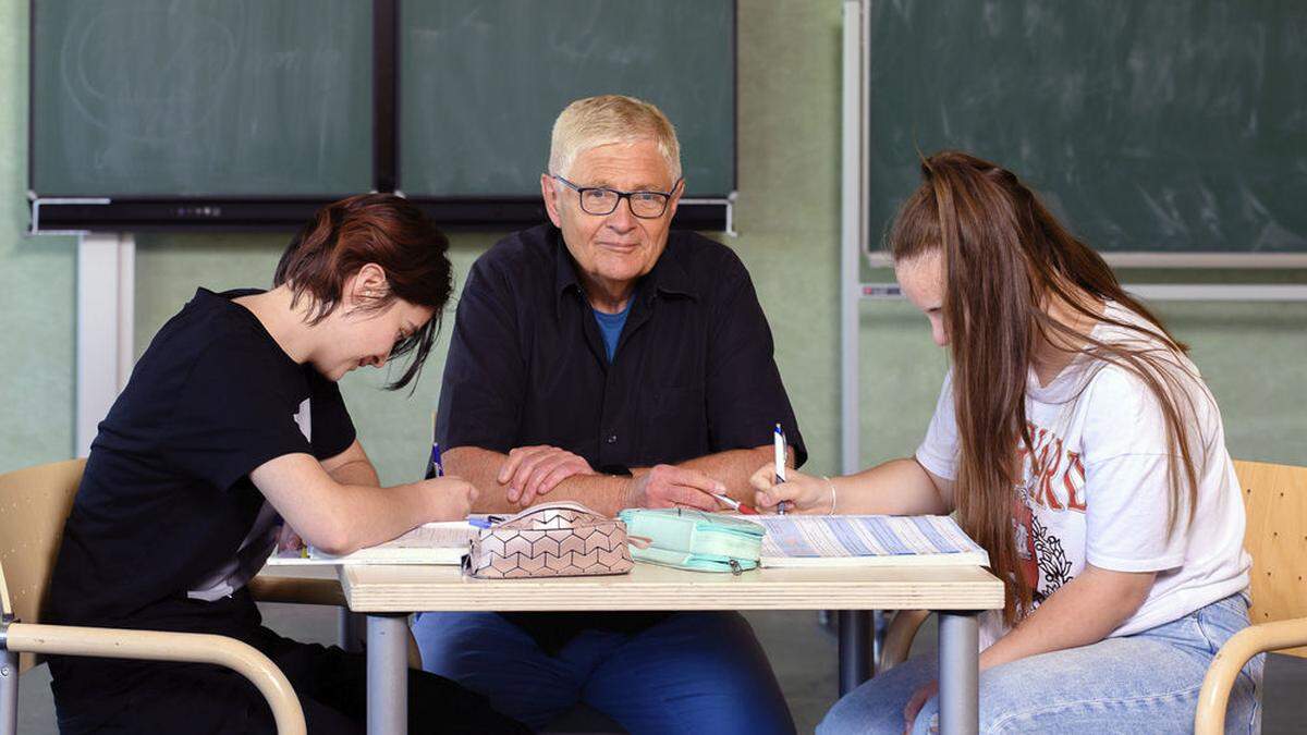 Wolfgang Wögerer hilft Schülern 