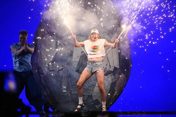 Finnlands Künstler DJ Teemu Keisteri, auch bekannt als „Windows95man“, performte zunächst noch „unten ohne“. Zum Glück wurde während der Show eine kurze Jeanshose samt Feuerwerk auf die Bühne gebracht.