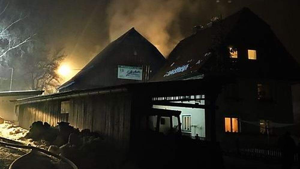 Ein Wirtschaftsgebäude stand am Montagabend in Turnau in Brand