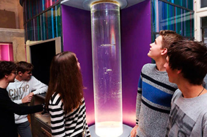 Abenteuer Forschung. Lust, in die Welt der Wissenschaft einzutauchen? Bis 6. Jänner können alle zwischen 10 und 18 gratis ins CoSA (Joanneumsviertel) kommen.