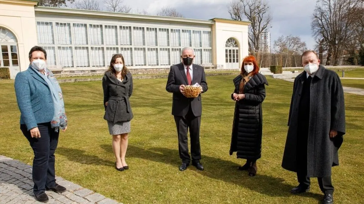 Landeshauptmann Schützenhöfer mit Anna Hollwöger, Karina Watko und  Lydia Lieskonig (alle drei Katholische Frauenbewegung) und Generalvikar Erich Linhardt
