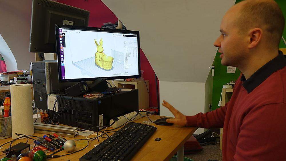 Roland Schmidt bereitet im FabLab den 3D-Druck vor