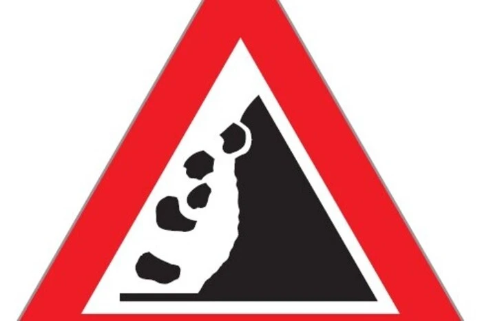 Na, kennen Sie dieses Schild?Kann gut sein, es ist nämlich das offizielle, ISO-zertifizierte Steinschlag-Schild, wie es die Alpenländische Schilderfabrik produziert.