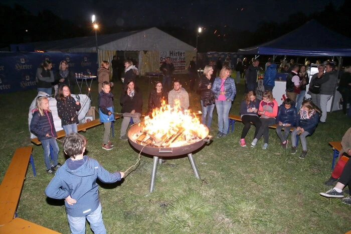 Auf der ehemaligen Ziegeleiwiese ging das Hirter Osterfeuer-Fest über die Bühne.