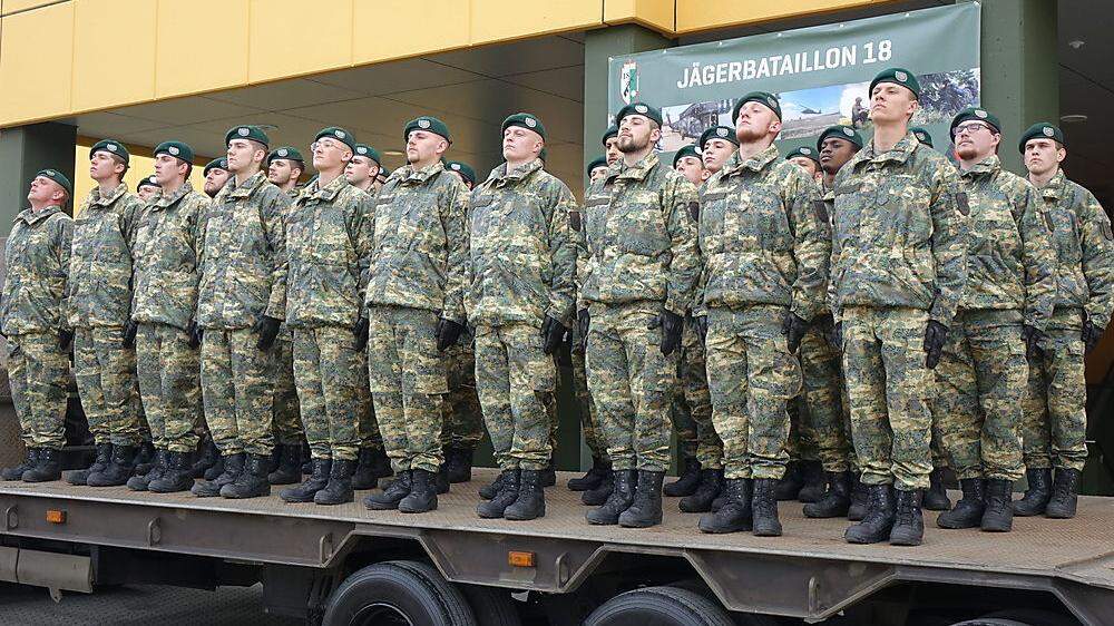 Premiere in der Landwehrkaserne St. Michael: Die Soldatinnen und Soldaten des Jägerbataillons 18 und des Miliz-Jägerbataillons Burgenland haben als erste in Österreich die neuen Tarnuniformen erhalten