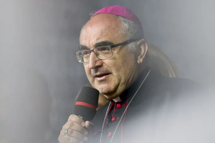 "Glauben Sie bitte schön nicht, dass alle Katholiken gern Flüchtlinge da haben." - Der steirische Bischof Wilhelm Krautwaschl erklärt, warum es für die Kirche nicht so leicht ist, Flüchtlinge aufzunehmen.