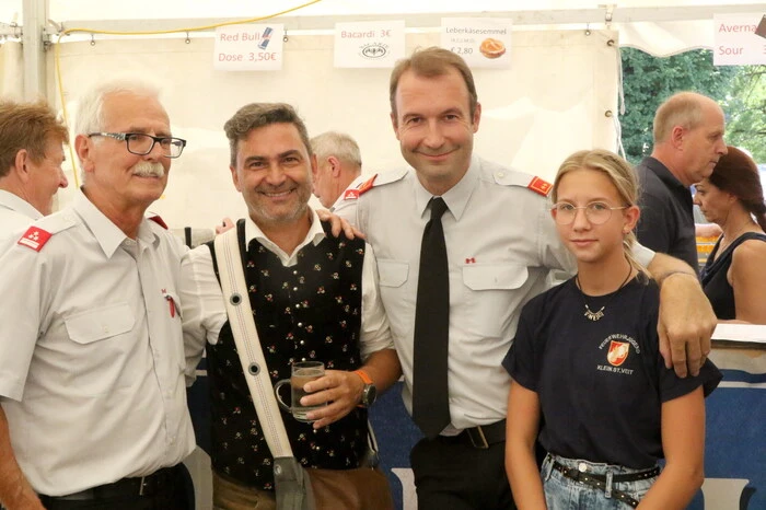 In Feierlaune gesichtet wurden unter anderen Bürgermeister Markus Lakounigg (2. von links), FF-Kommandant Bernhard Zeiner, Kameradschaftsführer Gerald Kordesch sowie Ehrenkommandant Matthäus Kohlweiß. 