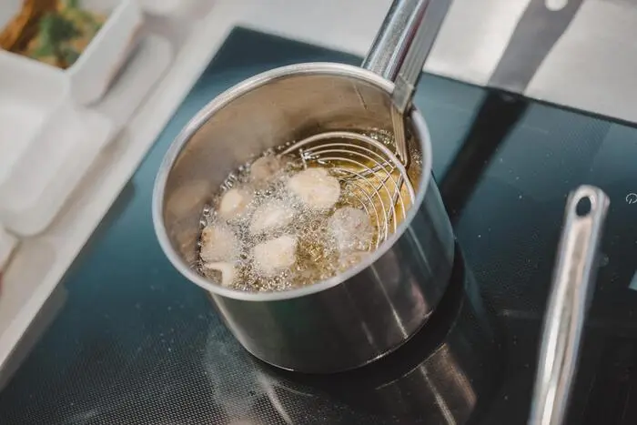 Die geräucherten Austernpilze werden in Reismehl gewendet und bei 180 °C frittieret