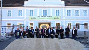 Der Spatenstich wurde spektakulär an einem Sandhaufen auf dem Hauptplatz vor dem alten Gemeindeamt durchgeführt