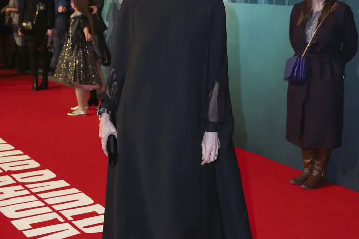... und Schauspielerin Kristin Scott Thomas in einer schwarzen breiten Robe ...