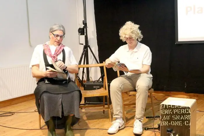 Aber nicht nur altbewährte Kräfte, wie etwa der Direktor des St. Veiter Krankenhauses, Manfred Kraßnitzer (am Foto mit Sohn Johannes, rechts) – er verkörpert bereits seit rund drei Jahrzenten „Amanda Wachl“ in der Bischofsstadt – rissen die Besucher zu wahren Lachstürmen hin. 