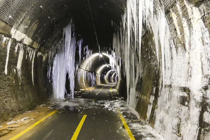 Die Eiszapfen, die in den "Röhren" wie Stalalktiten von der Decke wachsen, sind teilweise mehrere Meter hoch. Manche reichen überhaupt bis zum Boden und stehen nun wie Säulen im Weg.