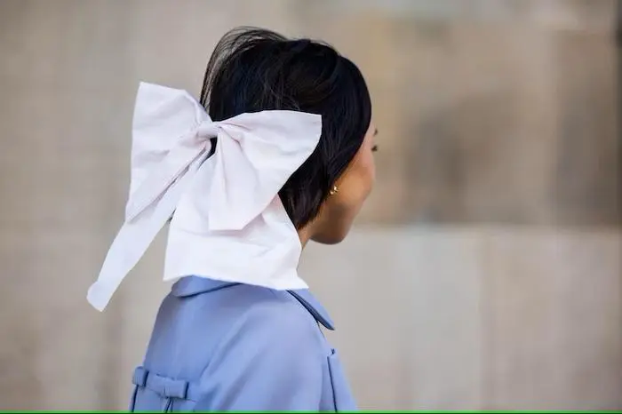 Feminin und verspielt wirken die großen Schleifen 