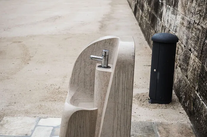 Der Trinkwasserbrunnen wurde versetzt.