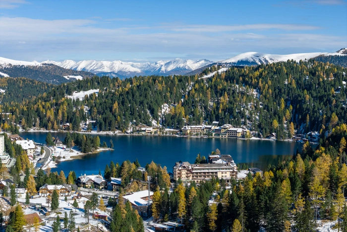 Herbst und Winter in einem: Die Turracher Höhe bietet derzeit ein außergewöhnliches Landschaftsbild