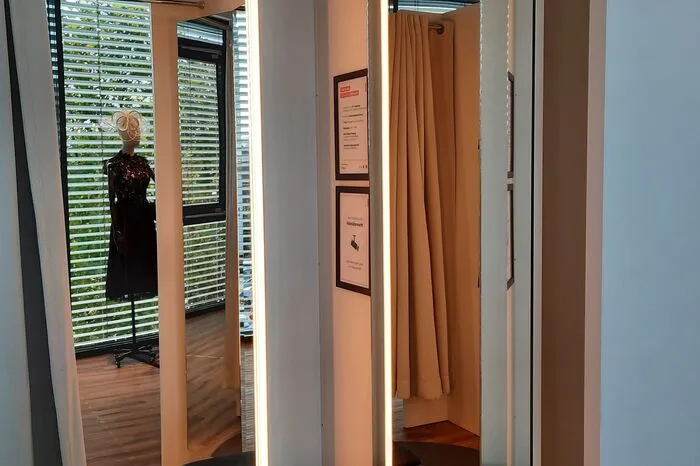 Die Umkleidekabinen sind mit ausklappbaren Rundum-Spiegeln ausgestattet.