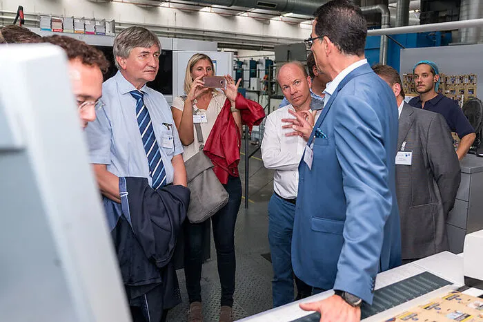 Viele Jahre war das Unternehmen als Wall AG bekannt, bis es ab 2000 zu mehreren Eigentümerwechseln kam. Seit 2015 gehört A&amp;R Carton zur AR Packaging Group.