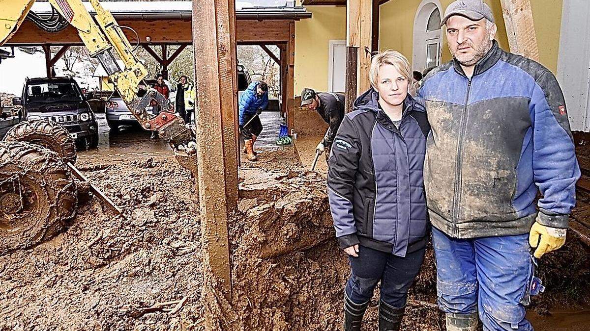 Sabine und Josef Istenig kommen nicht zur Ruhe. Nach dem Hangrutsch stand jetzt ein Nebengebäude in Vollbrand