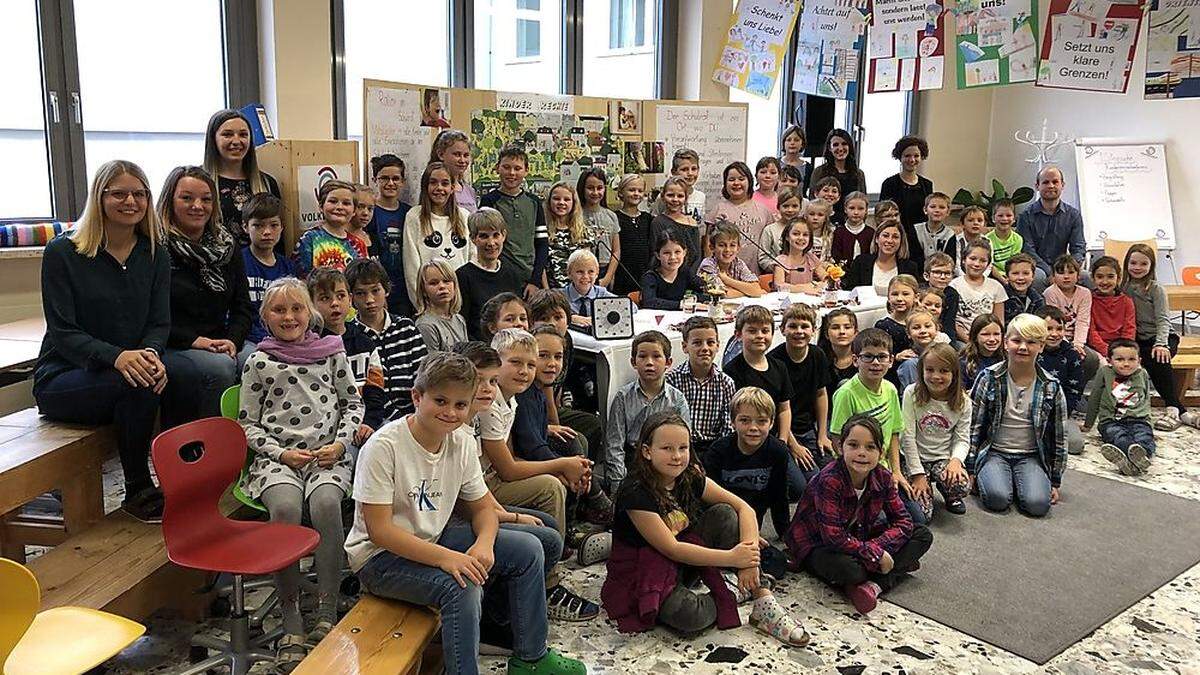 68 Schülerinnen und Schüler der Volksschule St. Stefan ob Leoben mit ihren Lehrerinnen und Lehrern luden zur Kinderpressekonferenz 