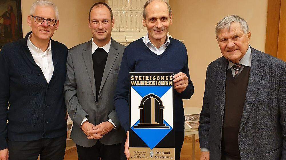 Präsentieren das „Steirische Wahrzeichen“: Christian Brugger (Bundesdenkmalamt), Pfarrer Ewald Pristavec, Werner Hilber und Hannes Merl (v. l.)