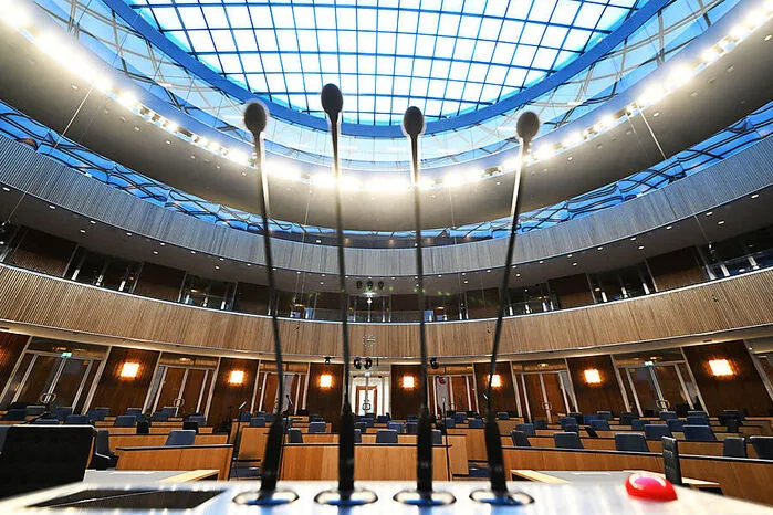 Hier werden Mandatarinnen und Mandatare sowie die Regierungsmitglieder bald wieder ihre Reden halten