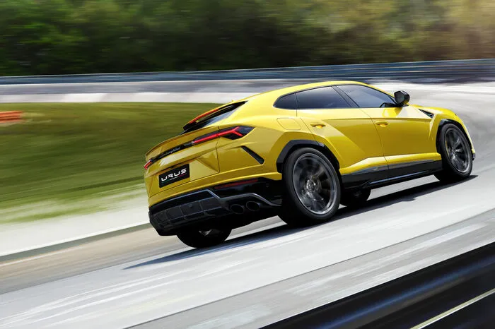 Genauso wie der Sprint von 0 auf 100 km/h in 3,6 Sekunden und der Topspeed von 305 km/h. Verwaltet wird die Kraft von einer Achtgangautomatik, die Zylinderabschaltung hat ein Auge auf den Verbrauch des 2,2-Tonners.
