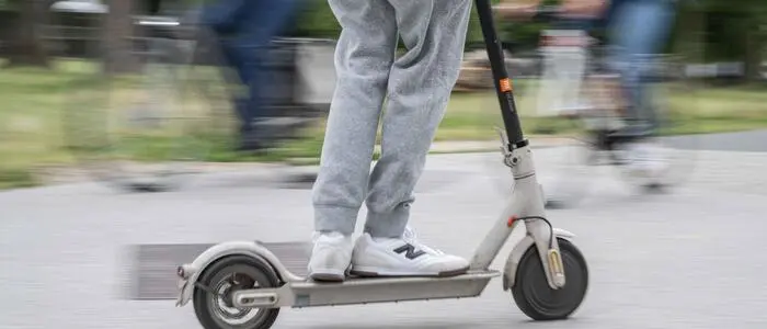 Eine Zehnjährige stürzte mit dem E-Scooter (Archivbild)