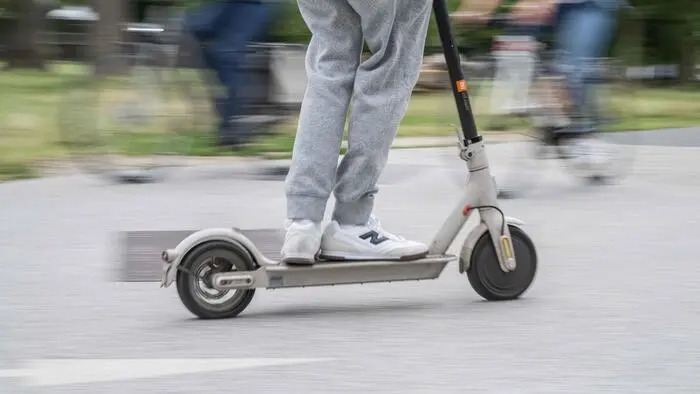 Eine Zehnjährige stürzte mit dem E-Scooter (Archivbild)