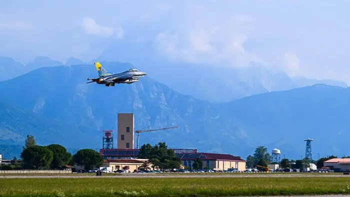 Jet über der US-Air-Base