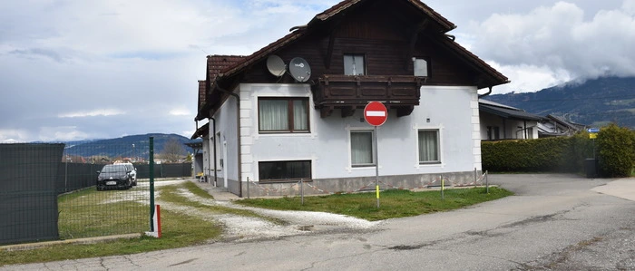 Das hellblaue Gebetshaus von Außen