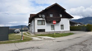 Das hellblaue Gebetshaus von Außen