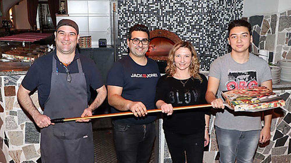 Setzen auf Pizzen aus dem Holzofen: Michele Scarpa, Sirieo Pasquale, Daniela Martiniuc und Eipprian Ungurean