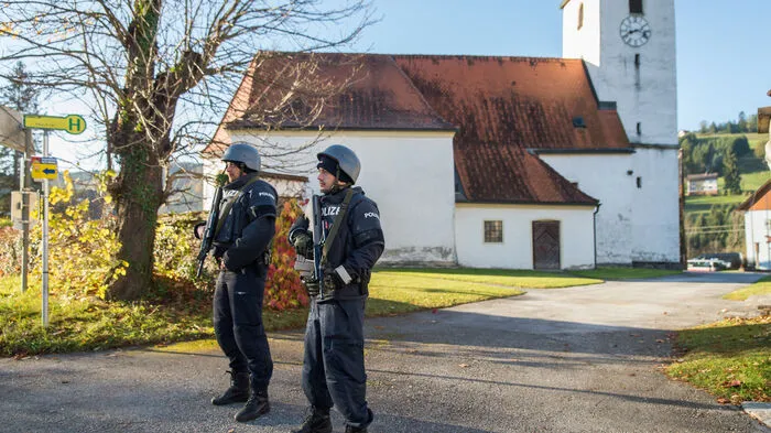 Schwer bewaffnete Polizisten sichern die Straße und Objekte - ein gewöhnungsbedürftiger Anblick im kleinen Örtchen Stiwoll.