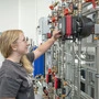 Das Bild zeigt eine Fachkraft im Center of Excellence