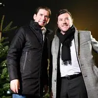 Als die Welt von ÖVP und Signa noch in Ordnung war: Sebastian Kurz und René Benko bei „Punsch und Maroni“ im Dezember 2018 in Wien