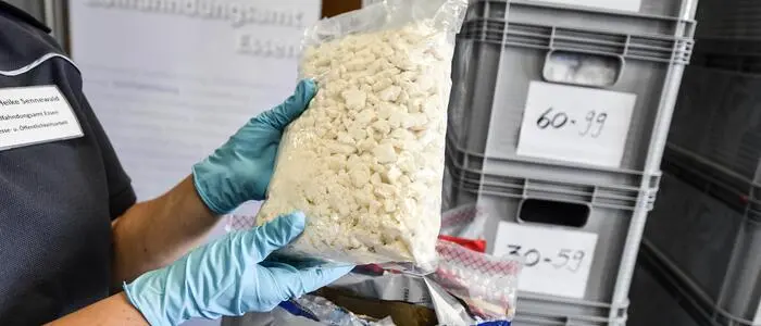 Per Mausklick und auf dem Postweg kommt man zum weißen Pulver. Das weiß aber auch die Polizei
