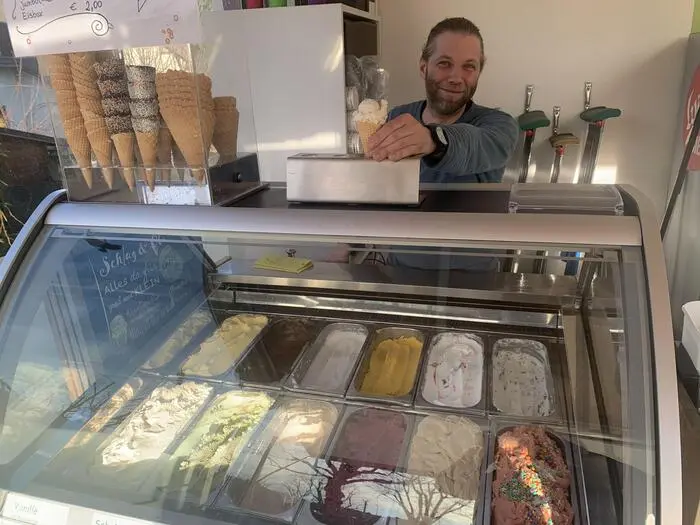 Seit Ende Feber verwöhnt Dominik Nimpfer seine Gäste wieder mit Eis vom Krappfeld