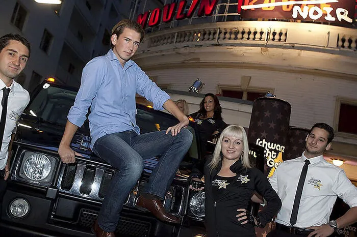 Kleine Jugendsünde: Sebastian Kurz posiert auf dem Geilomobil vor dem Moulin Rouge in Wien