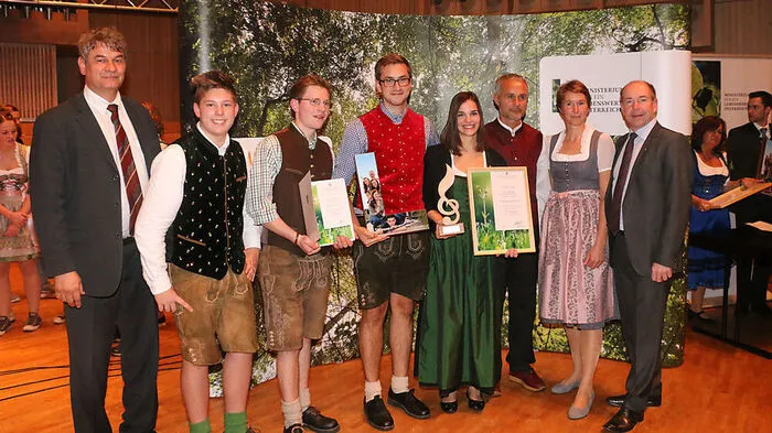 "Die Vielfältigen" mit Gerald Ranacher (Dritter von rechts) bei der Preisverleihung in Linz