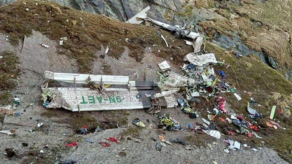 Seit 1997 starben nach Angaben der &quot;Nepali Times&quot; bei fünf Flugzeugabstürzen auf dieser Strecke mindestens 74 Menschen.