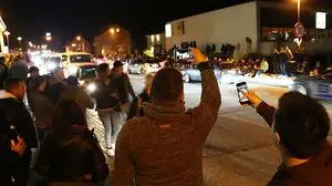 Vor der Mischkulnig Tankstelle trafen sich wieder hunderte Auto-Fans