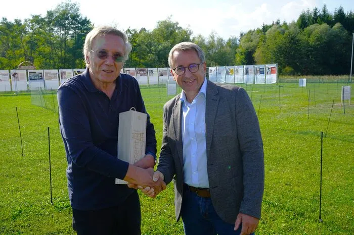 Entwickelt wurde das Labyrinth von Heinz Kohlhammer, der von Bürgermeister Johannes Schmid ein Präsent erhielt.