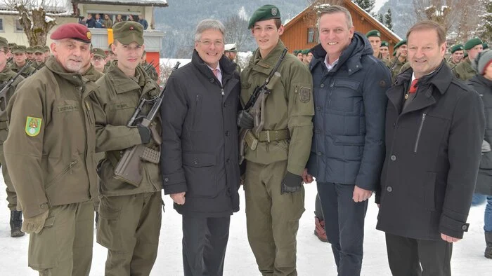 "Ich gelobe", so hallte es über den Sportplatz der "Neuen Mittelschule" in der Marktgemeinde Greifenburg. Am Foto von links: der Militärkommandant von Kärnten Walter Gitschthaler, Rekrut Klaus Rumpl, Landeshauptmann Peter Kaiser, Rekrut Mathias Buchacher, Verteidigungsminister Mario Kunasek, der Bürgermeister von Greifenburg Josef Brandner 